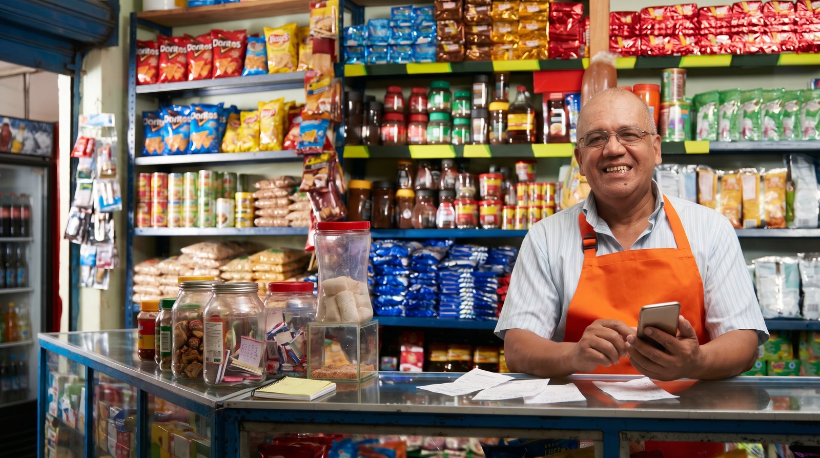 Comerciante atendiendo en su negocio